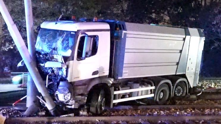 Popelářské auto na nábřeží v Praze smetlo troleje, tramvaje nejezdí